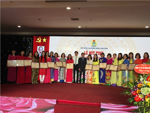Trường MN Gia Thượng tham dự mít tinh kỷ niệm 108 năm ngày QTPN, tổng kết phong trào thi đua “Giỏi việc nước - Đảm việc nhà” năm 2017 của LĐLĐ quận Long Biên